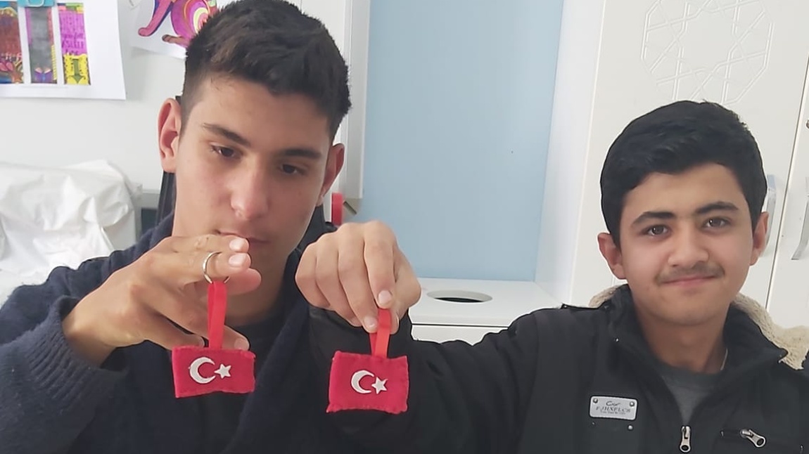 9/A Sınıfımızın El Sanatları Derslerinde  Türk Bayrak Temalı  Anahtarlık Yaptılar.